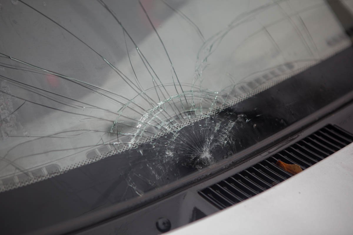 Девушка ударилась об лобовое стекло машины