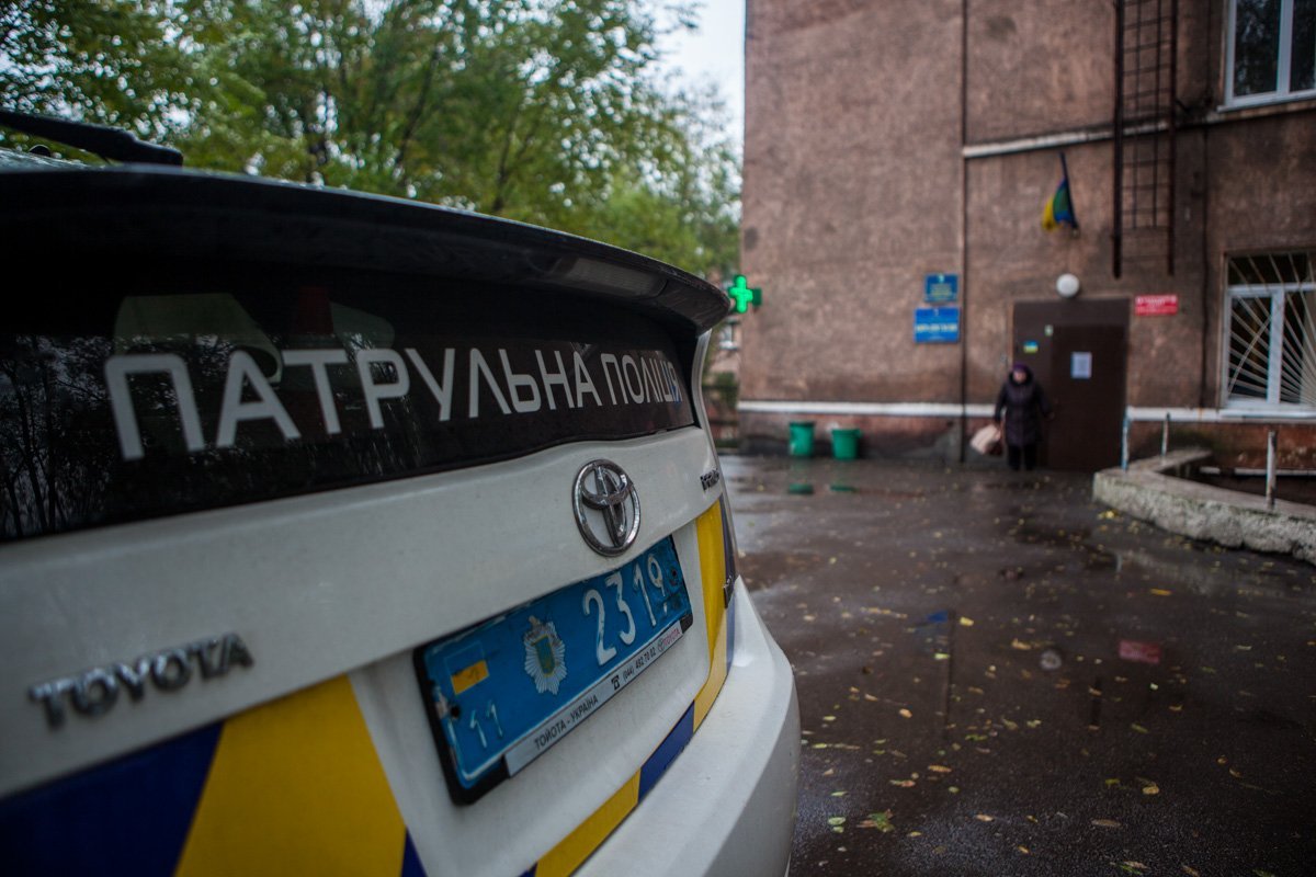 В больницу для дальнейшего разбирательства приехал патруль полиции В больницу для дальнейшего разбирательства приехал патруль полиции