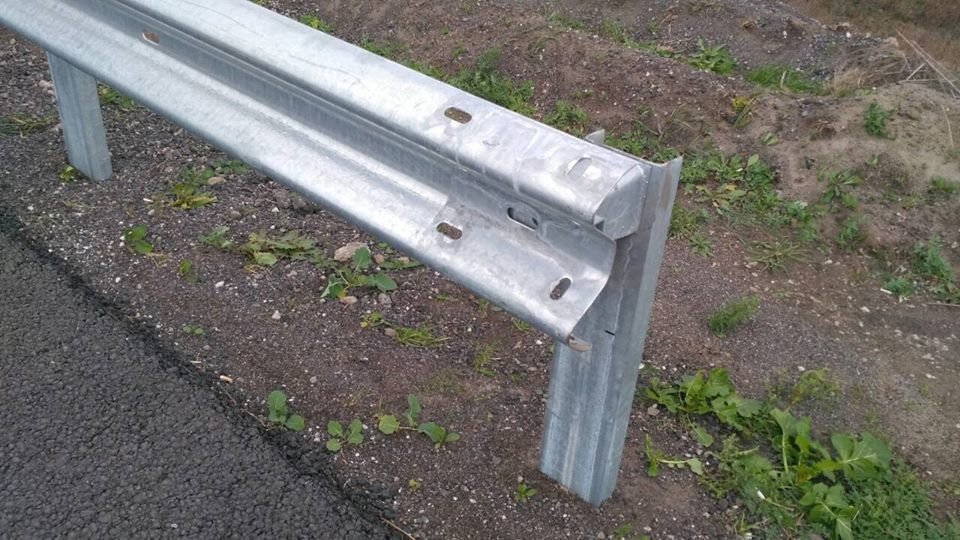 Ограждение дороги просто открутили