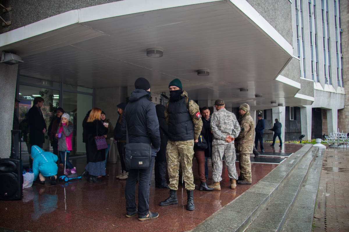 Активисты из "Правого сектора" организовали митинг возле горсовета Активисты из "Правого сектора" организовали митинг возле горсовета