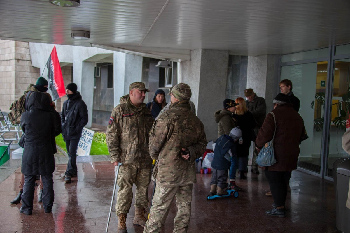 Активисты "Правого сектора" пришли поддержать семью Активисты "Правого сектора" пришли поддержать семью