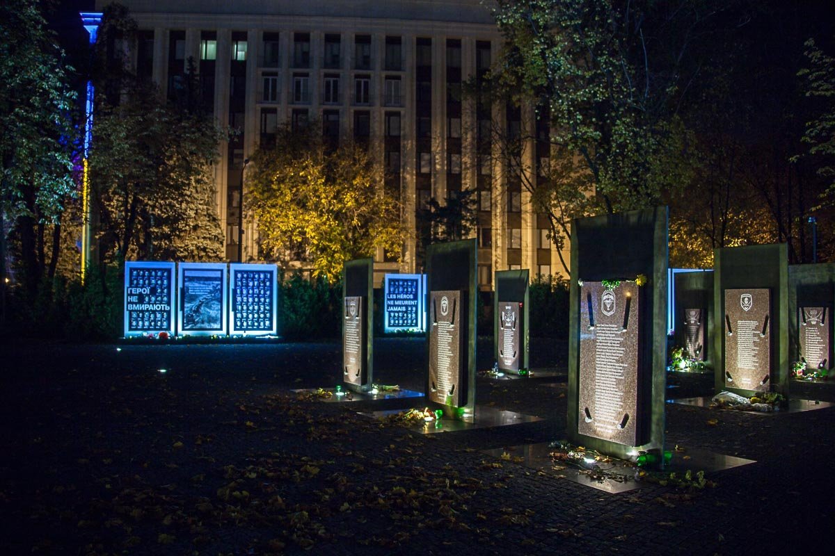 Аллея воинов АТО расположилась возле облгосадминистрации