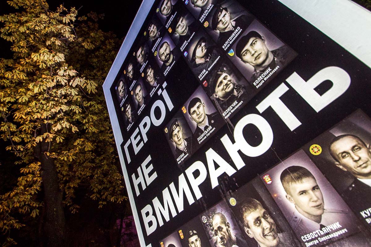 На стеле изображены более 500 фотографий героев