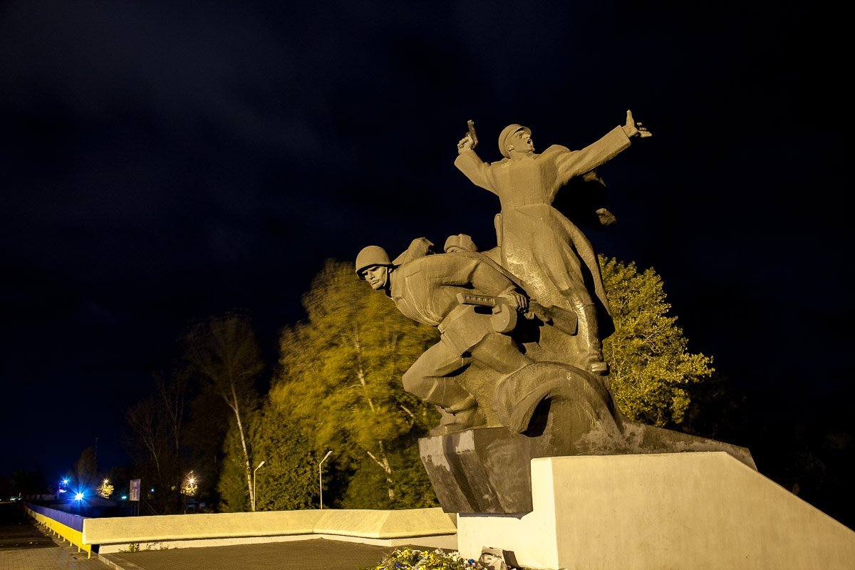 Памятник 152 стрелковой дивизии расположился на Набережной