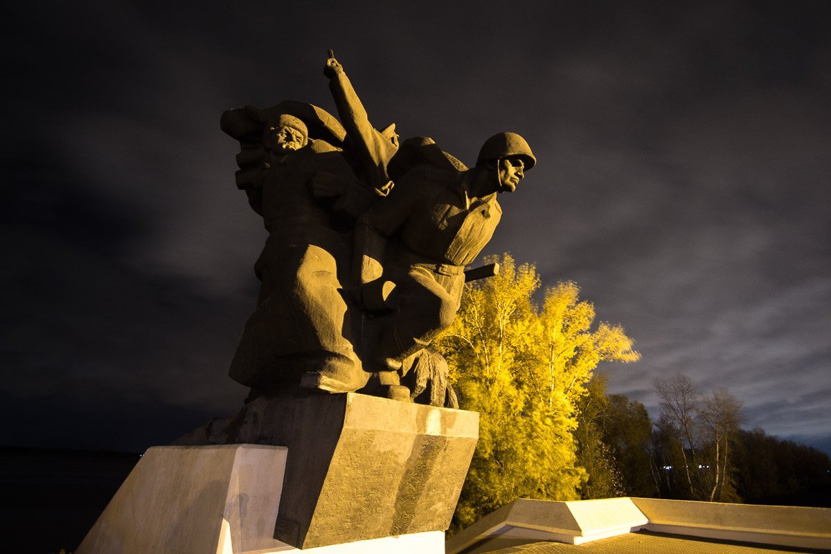 Величество монумента расцветает в свете ночных фонарей