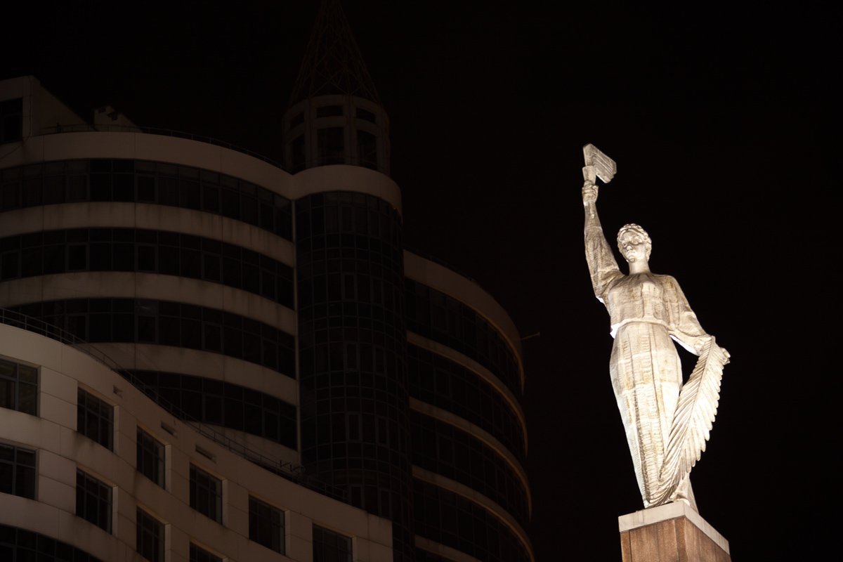 Памятник Славы расположился в конце проспекта Дмитрия Яворницкого, над рекой