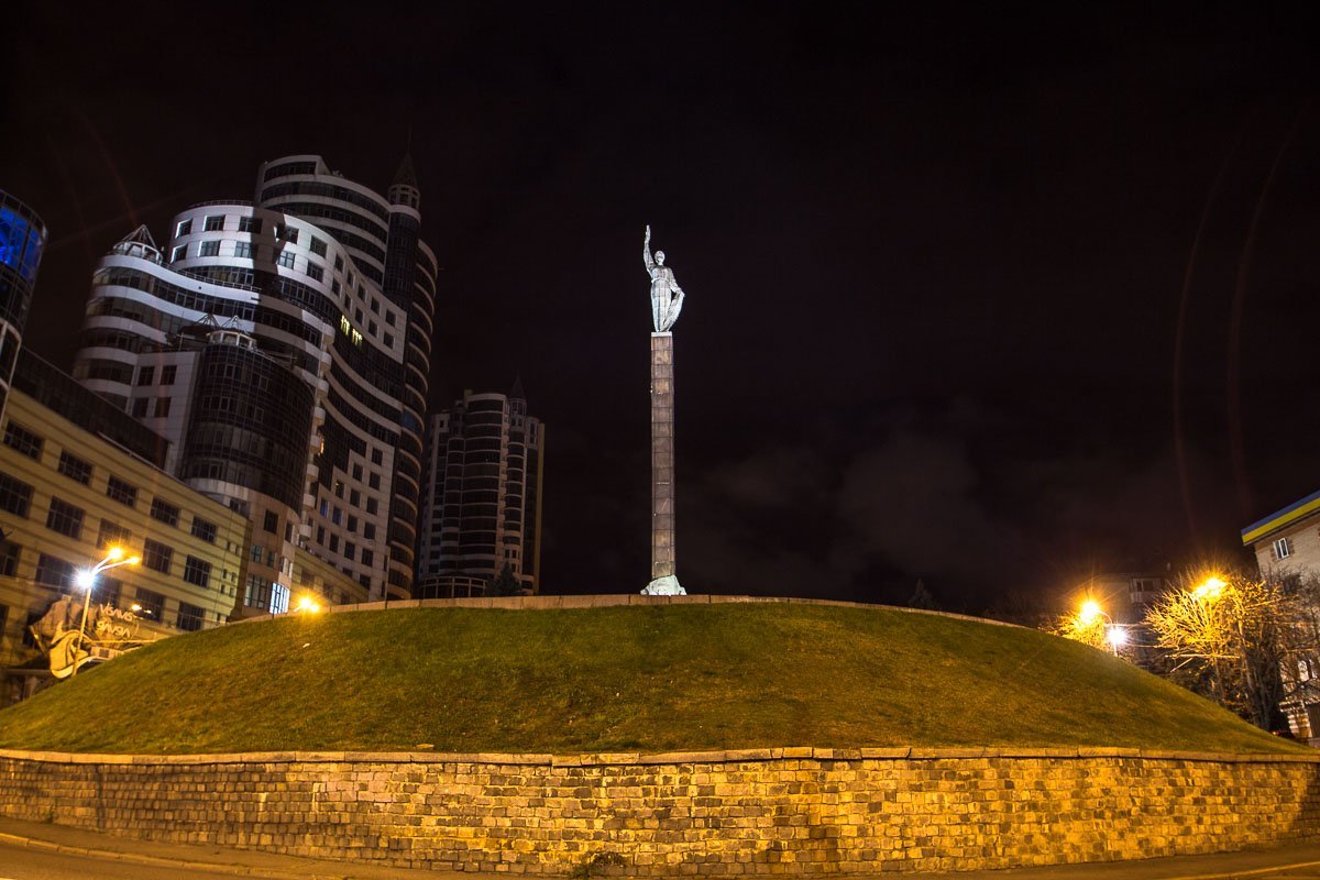 Слава возвышается над Днепром