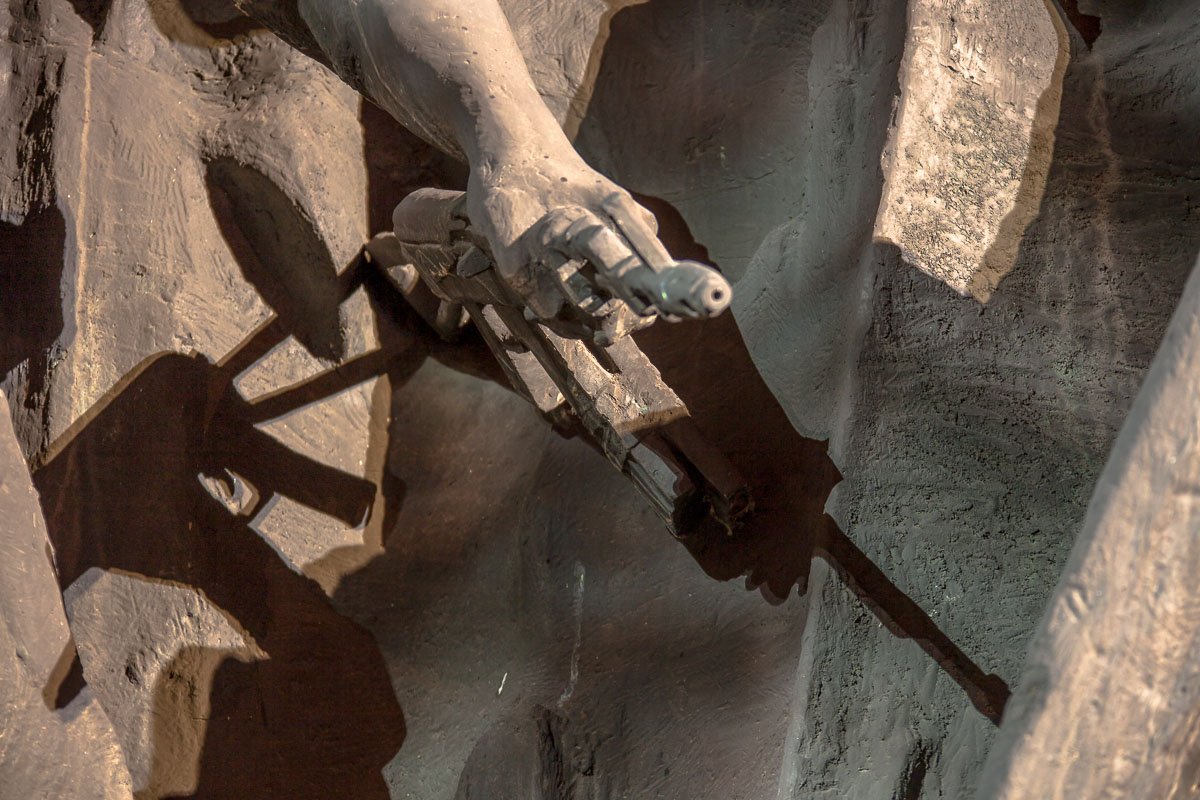 Пускай оружие в нашем мире будет только каменным на монументах