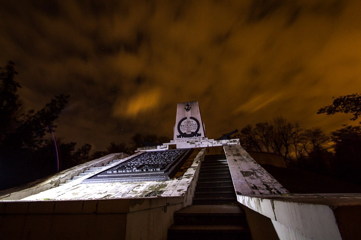 Монумент возведен в Севастопольском парке