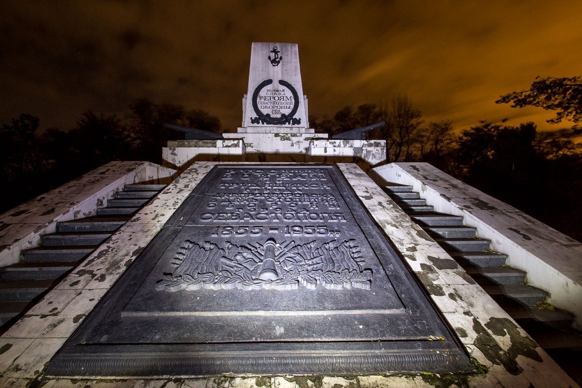 В ночном городе застыло ощущение гордости за подвиги страны