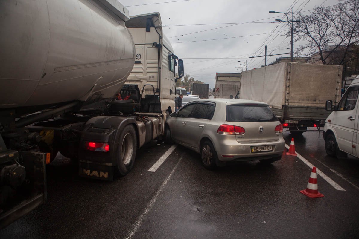 На Слобожанском столкнулись бензовоз и Volkswagen На Слобожанском столкнулись бензовоз и Volkswagen
