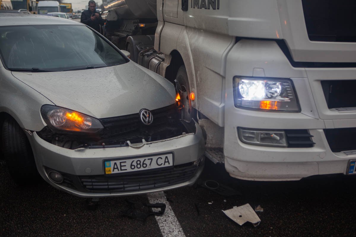 У Volkswagen отвалился передний бампер У Volkswagen отвалился передний бампер