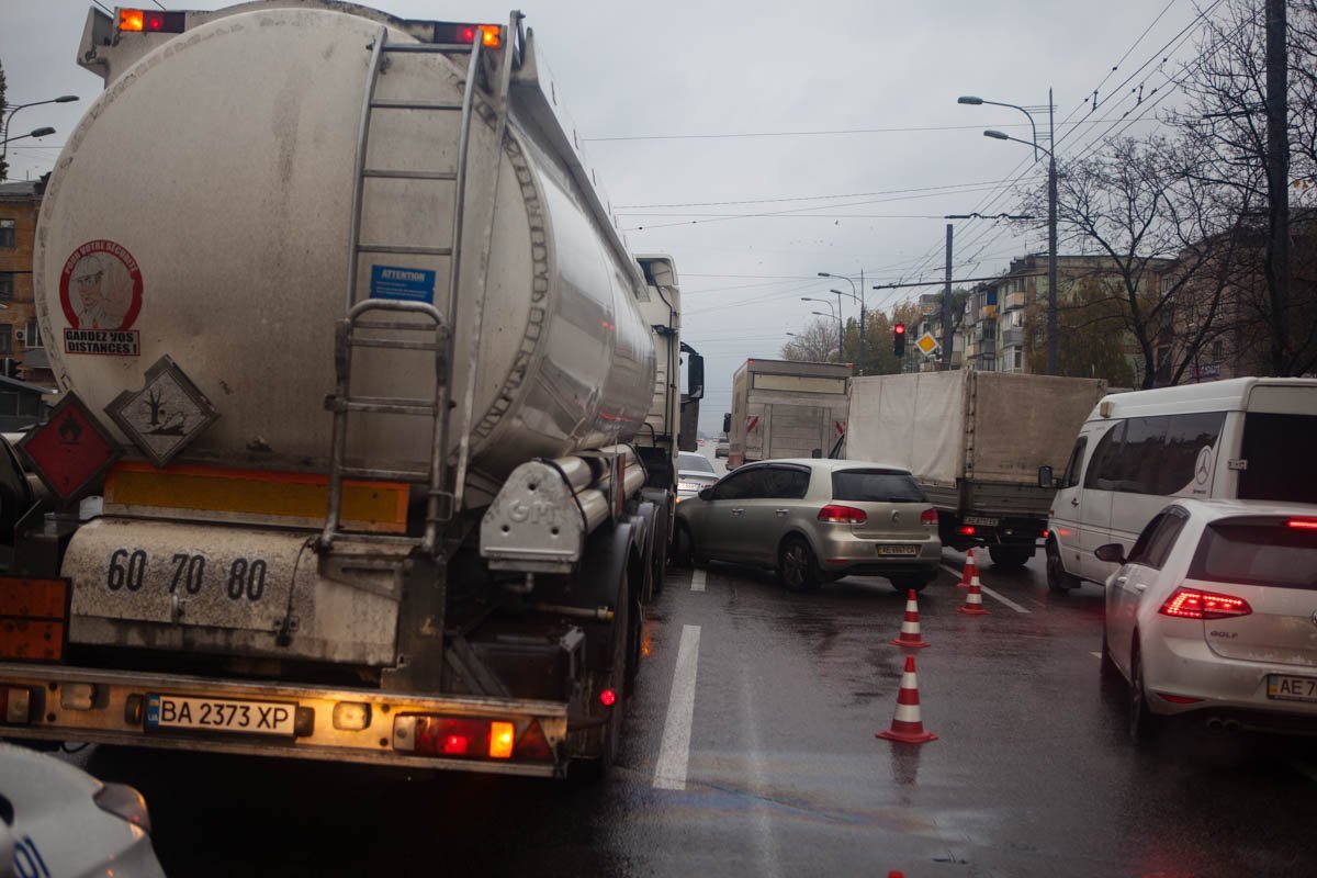 Водители объезжают место ДТП Водители объезжают место ДТП