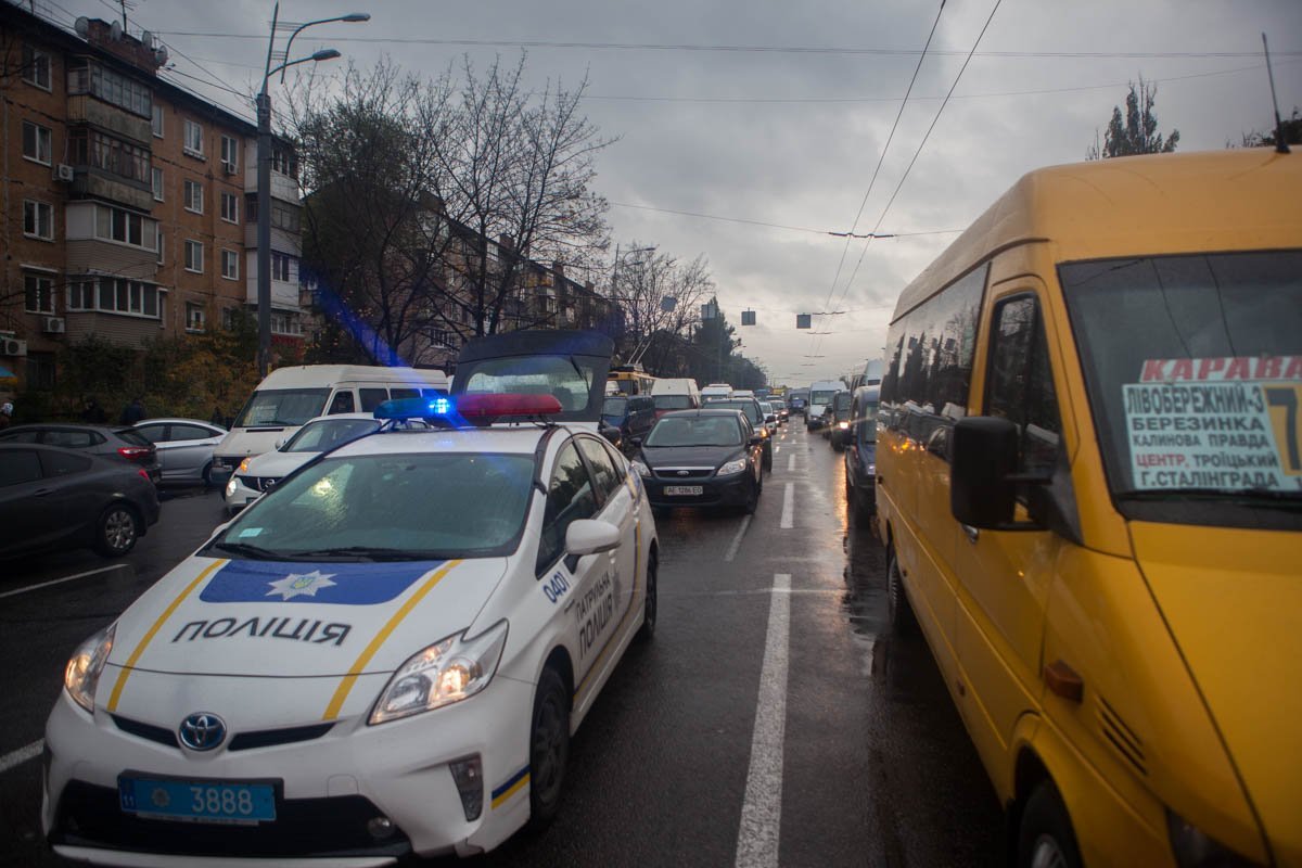 Патрульные оформляют ДТП Патрульные оформляют ДТП