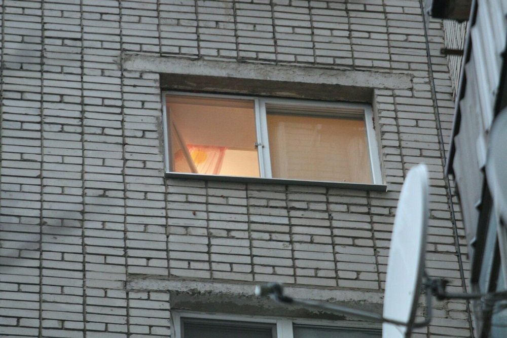 Девочка сама открыла окно в детской комнате Девочка сама открыла окно в детской комнате