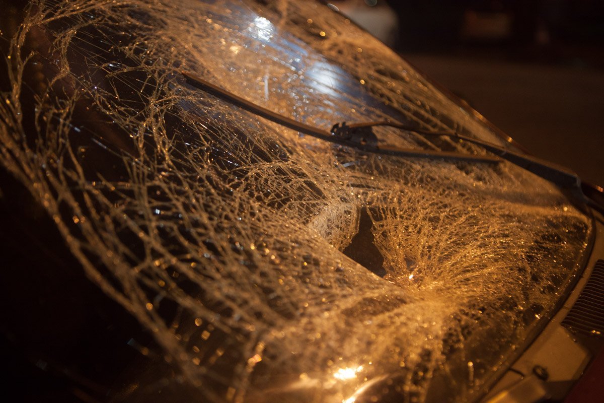 У машины разбито лобовое стекло У машины разбито лобовое стекло