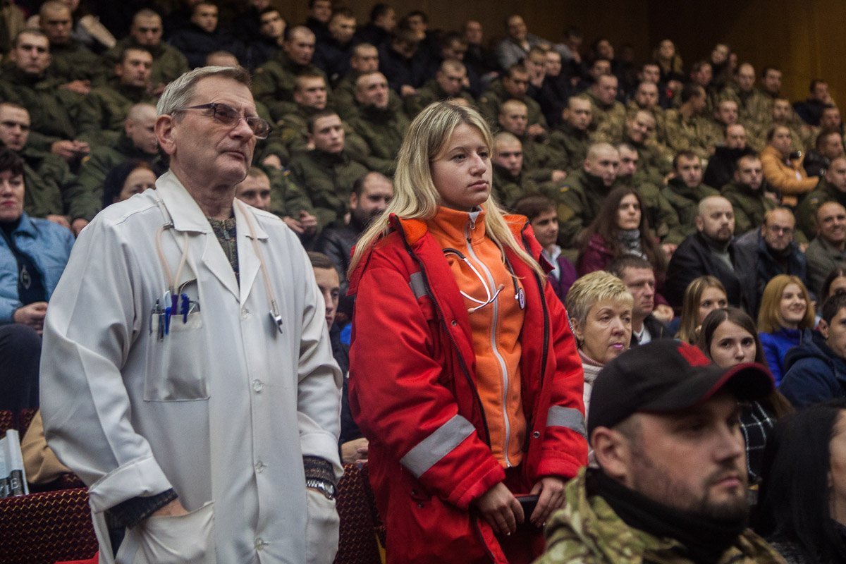 Медики присутствовали в зале, на случай, если кому-то станет плохо