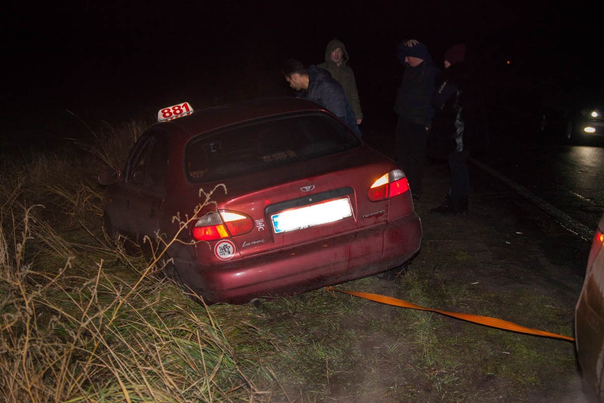 Проезжающие мимо водители помогли вытащить машину Проезжающие мимо водители помогли вытащить машину