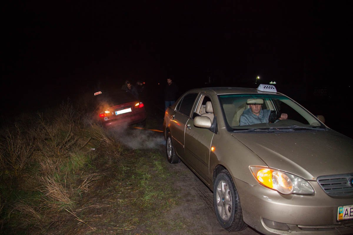 Автомобиль вытаскивали с помощью троса Автомобиль вытаскивали с помощью троса