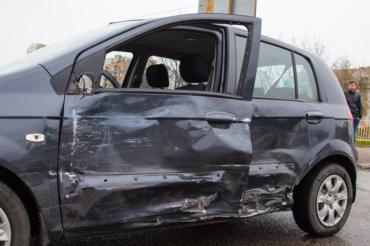 Газель влетела в левое крыло автомобиля Газель влетела в левое крыло автомобиля