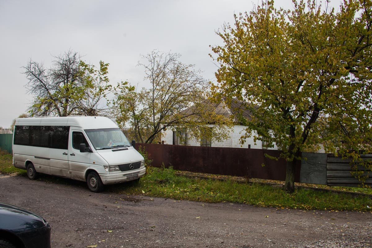 К дому погибшего приехали родственники К дому погибшего приехали родственники