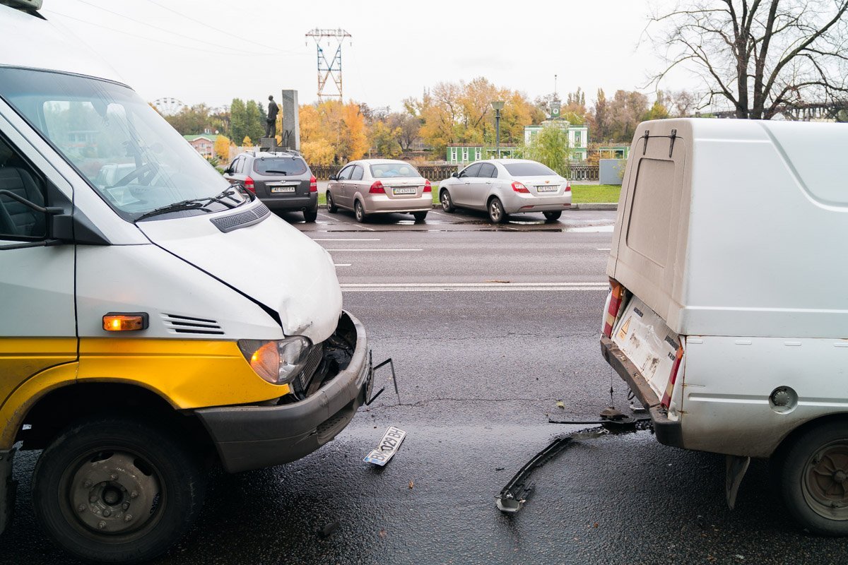 Mercedes "впечатал" Таврию в маршрутку Mercedes "впечатал" Таврию в маршрутку