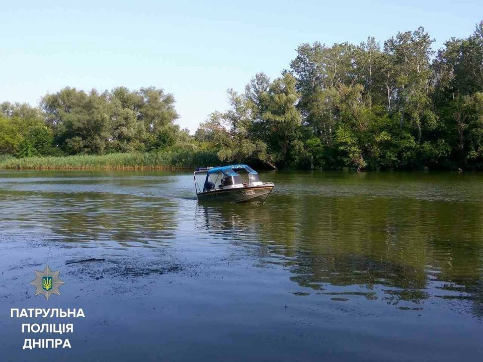 У лодки сломался двигатель и ее заливало водой У лодки сломался двигатель и ее заливало водой