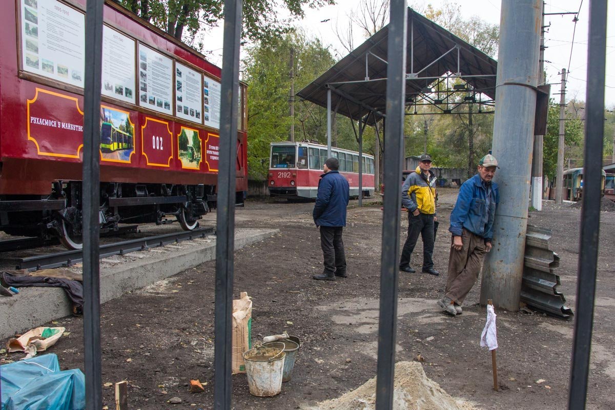 Памятник-трамвай ремонтируют перед презентацией Памятник-трамвай ремонтируют перед презентацией