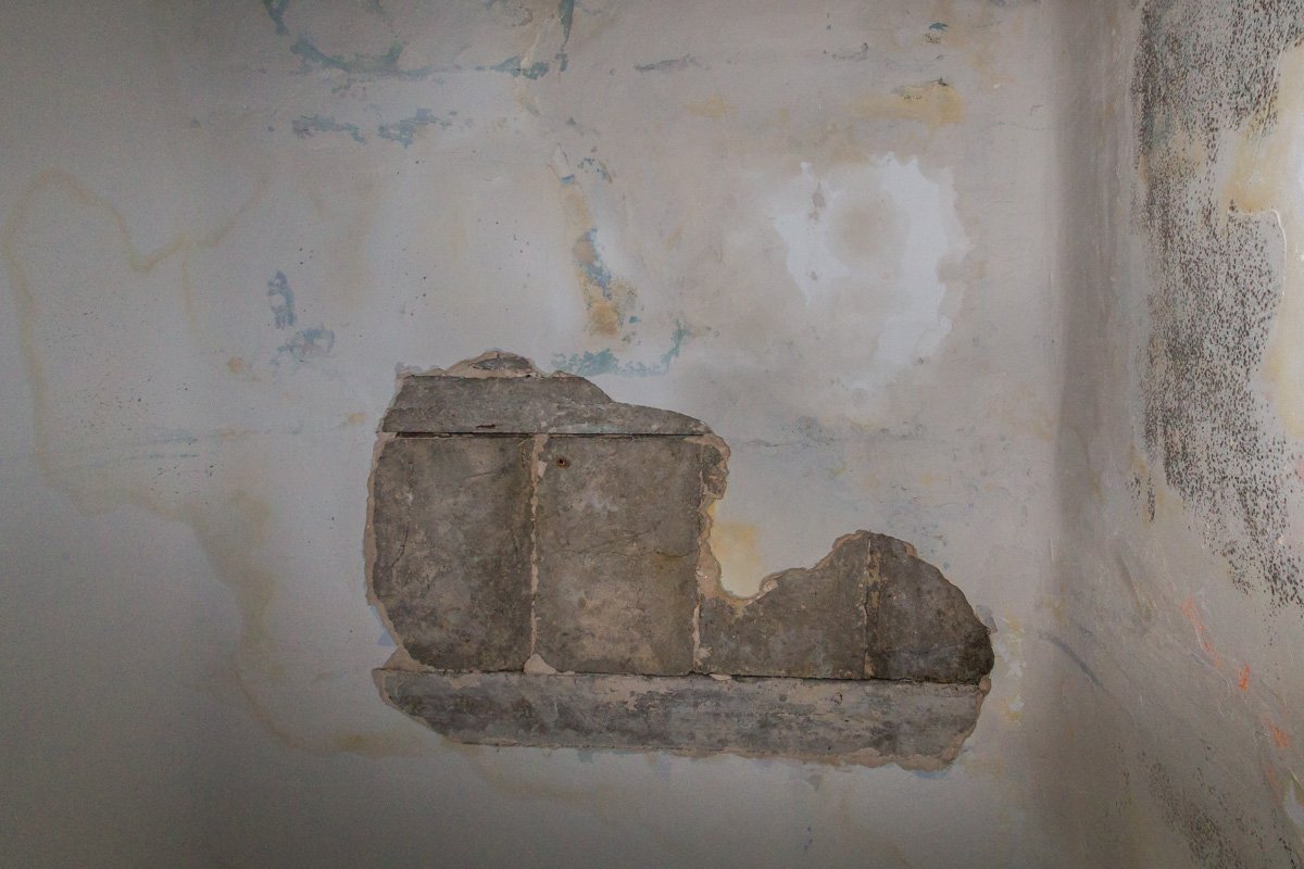 Штукатурка с потолка уже 2 раза осыпалась - чудом никто не пострадал