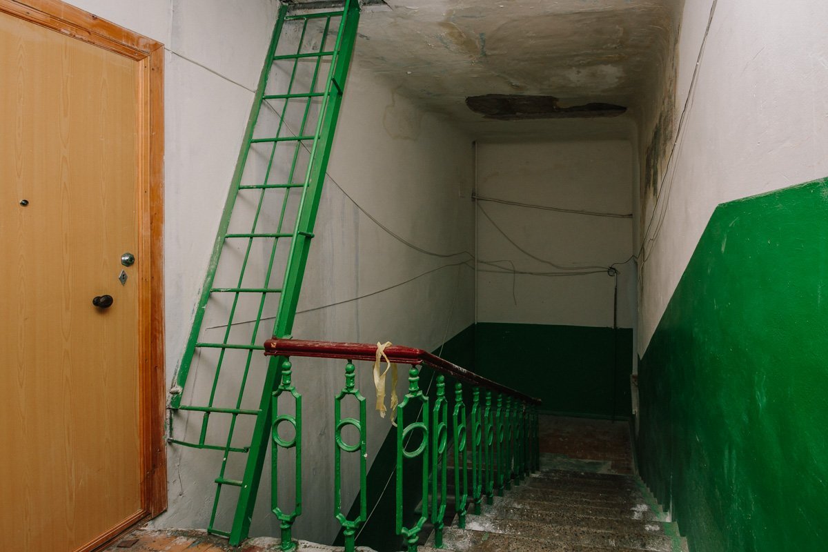 Жители квартир затопленного подъезда своими силами убирали подъезд после затопления