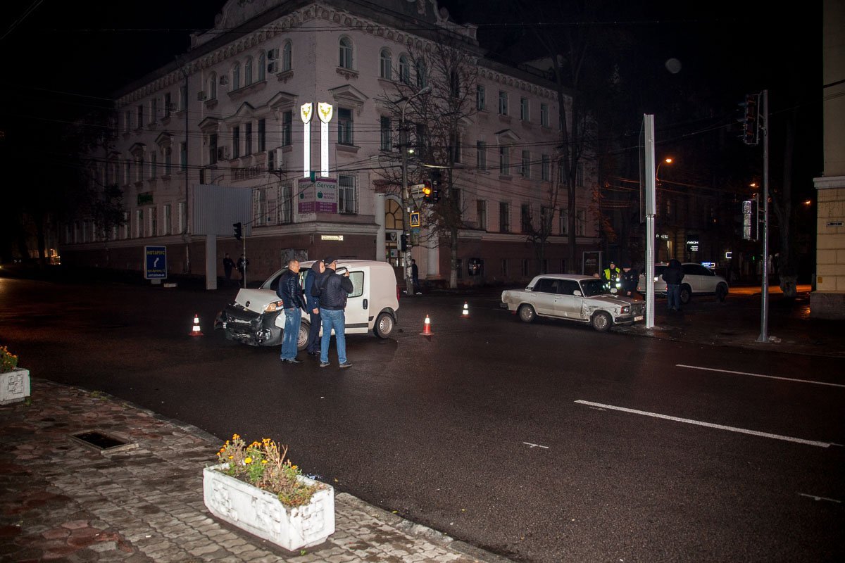 На пересечении улиц Староказацкой и Сечевых Стрельцов столкнулись ВАЗ и Fiat На пересечении улиц Староказацкой и Сечевых Стрельцов столкнулись ВАЗ и Fiat