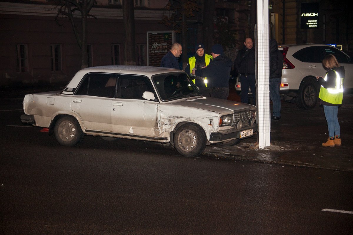 В результате столкновения водитель автомобиля ВАЗ врезался в столб В результате столкновения водитель автомобиля ВАЗ врезался в столб