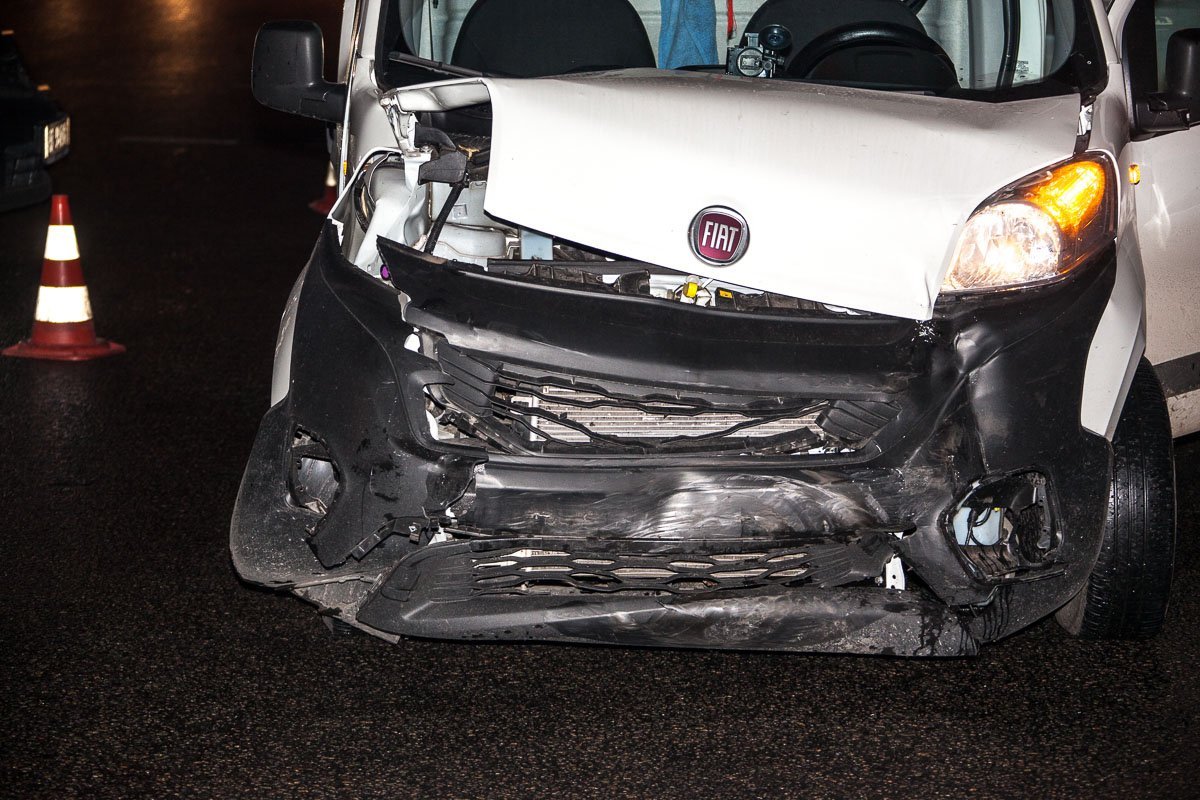Разбита передняя часть кузова автомобиля Fiat Разбита передняя часть кузова автомобиля Fiat