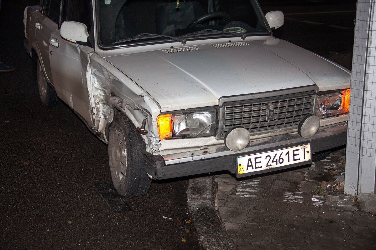 Удар пришелся на переднюю часть кузова автомобиля ВАЗ Удар пришелся на переднюю часть кузова автомобиля ВАЗ