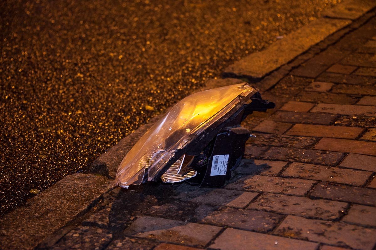 От удара фара Fiat вылетела на несколько метров вперед От удара фара Fiat вылетела на несколько метров вперед