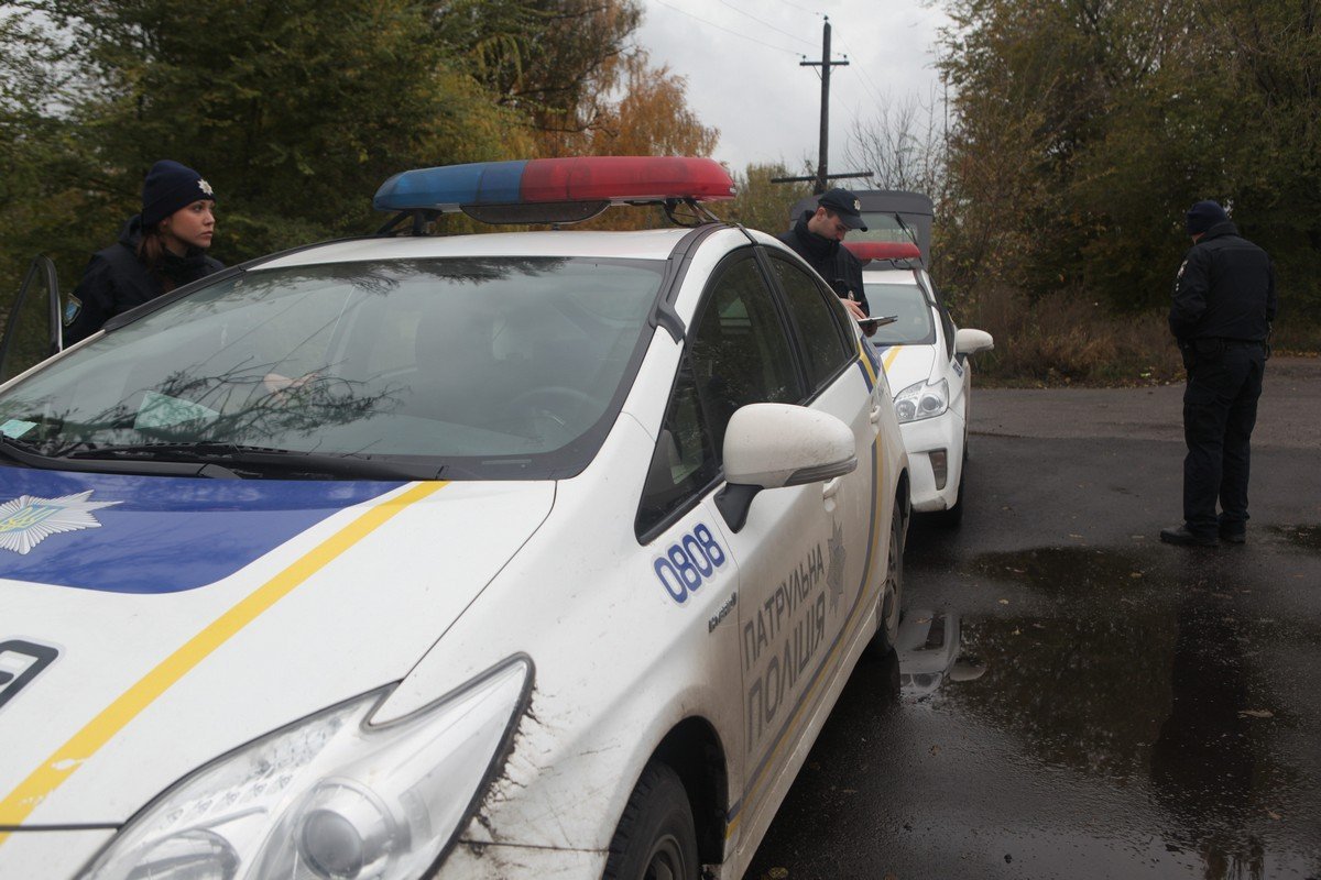 Патрульная полиция работает на месте события Патрульная полиция работает на месте события