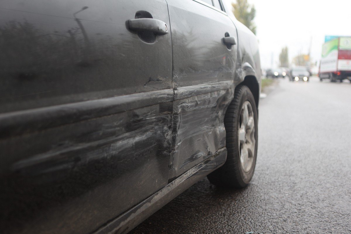 У Opel повреждены правое переднее крыло и обе двери У Opel повреждены правое переднее крыло и обе двери