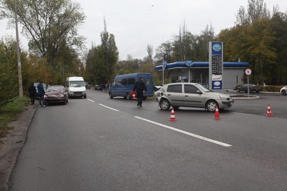 Движение на улице Бехтерева затруднено Движение на улице Бехтерева затруднено