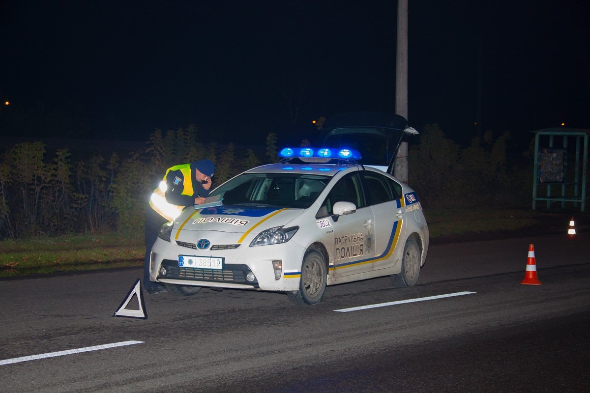 Патрульная полиция работает на месте ДТП