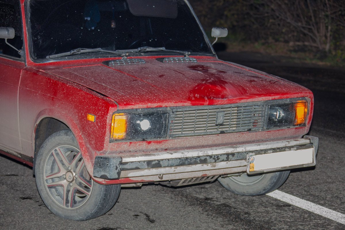 Следы падения пострадавшей на капоте автомобиля