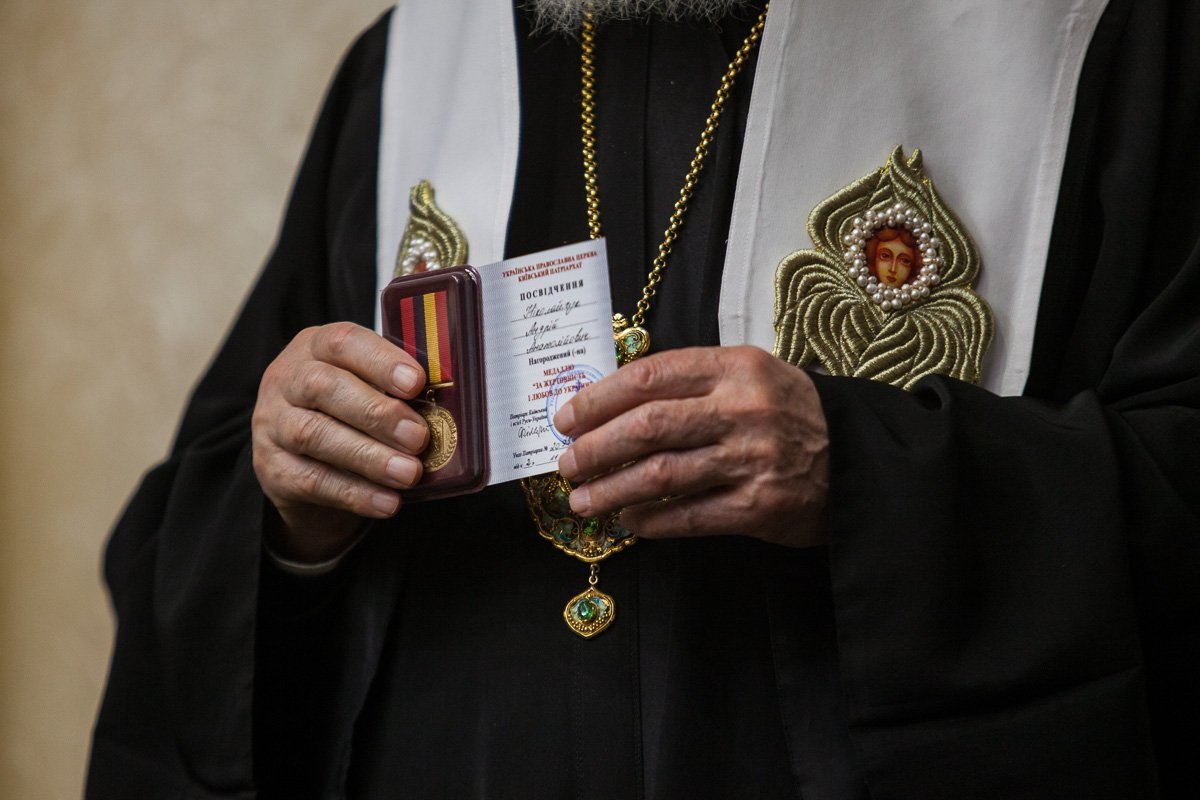 Святейший Патриарх Филарет наградил волонтеров и военных медалями 