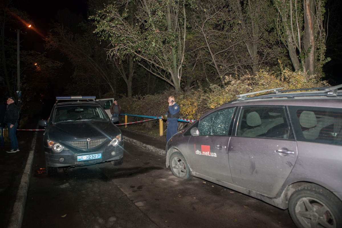 Осколки гранаты разбили окно припаркованной у подъезда машины