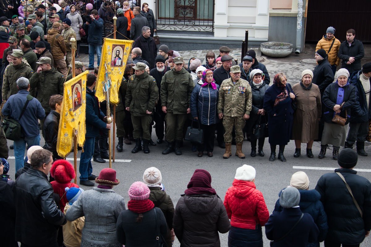 На божественную литургию пришли сотни верующих