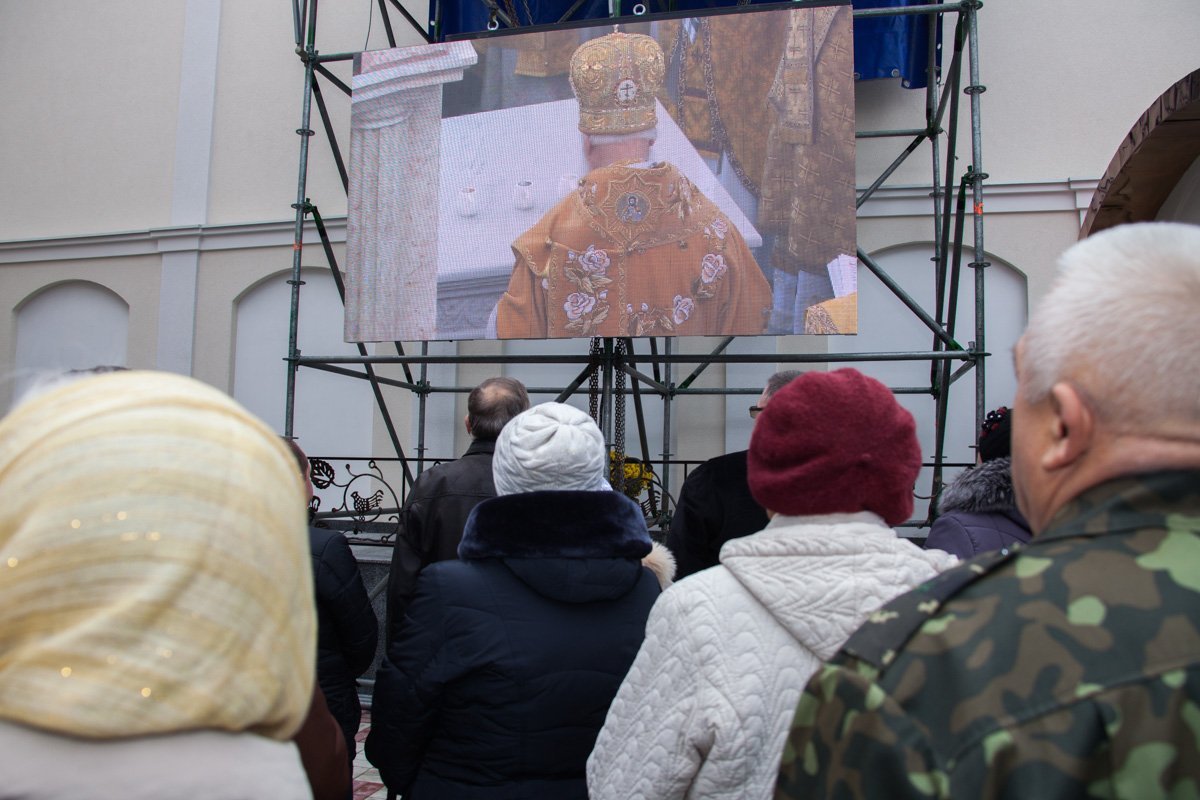 За ходом литургии можно было следить и на улице