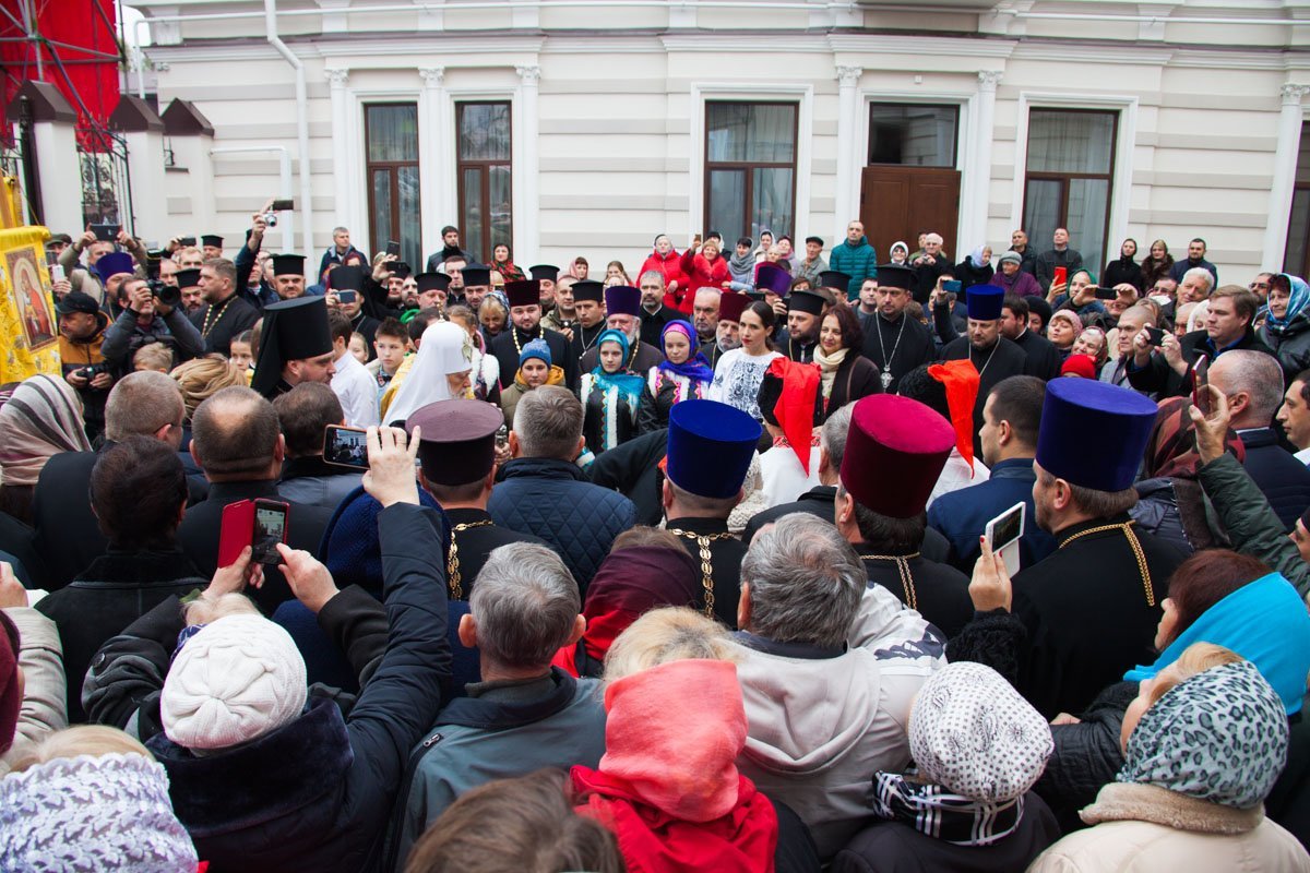 Во дворе храма собралось много прихожан и священников