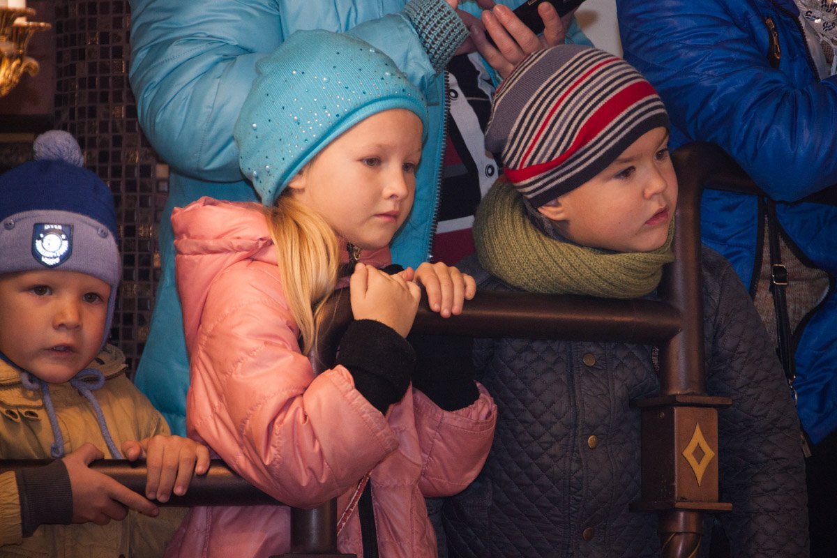 На молебен пришли с детьми