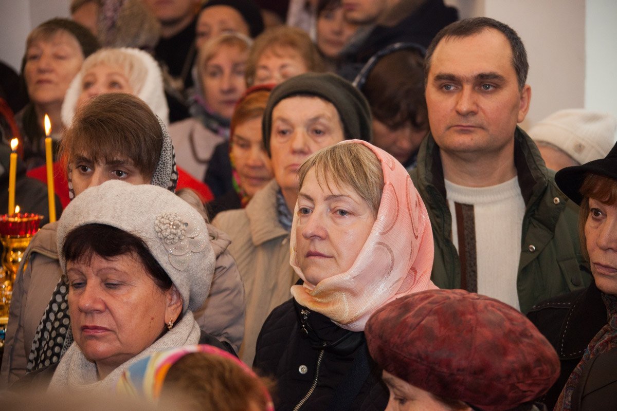 Прихожане слушают литургию