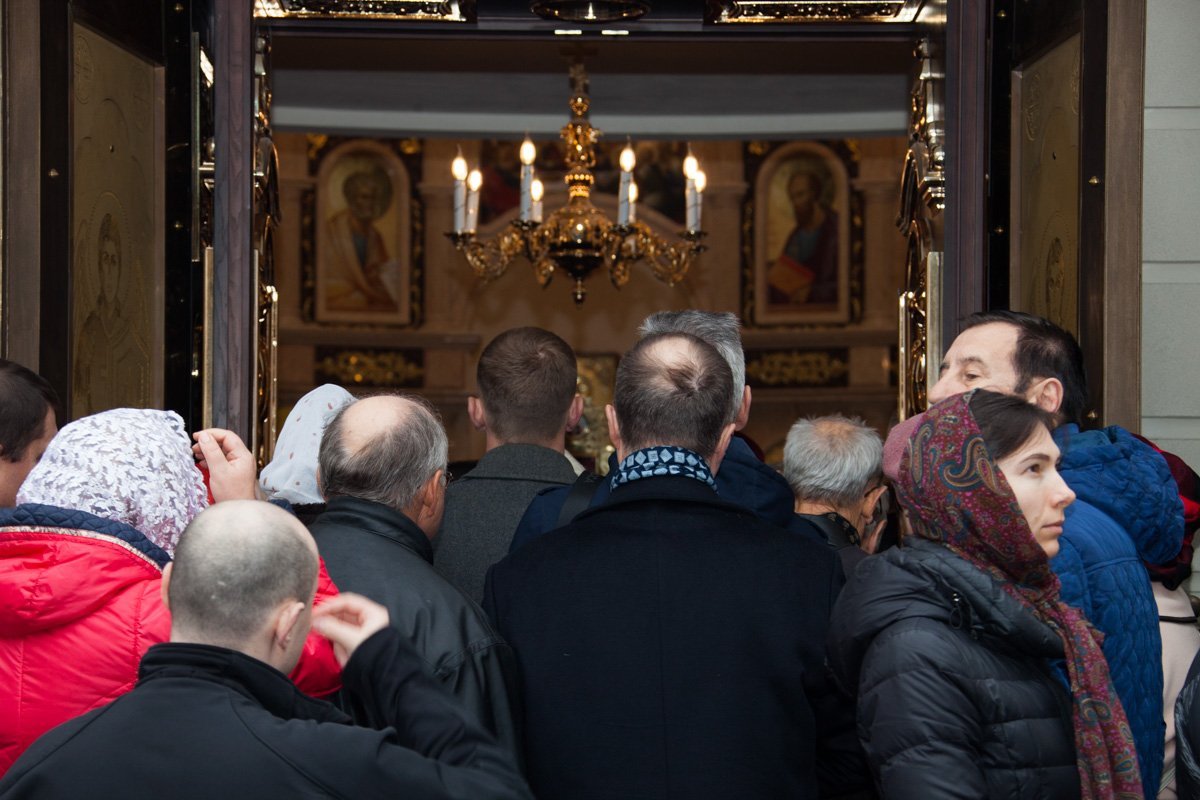 У входа в храм