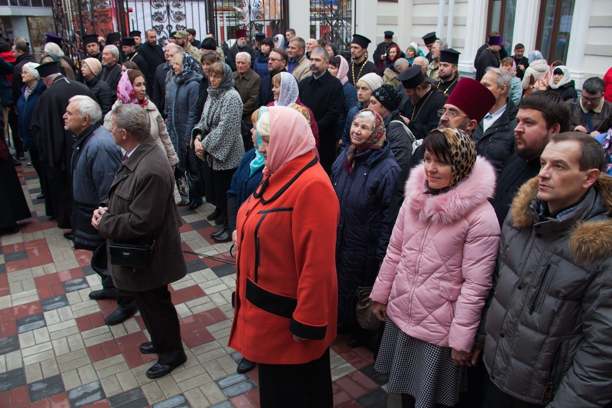 Во дворе храма