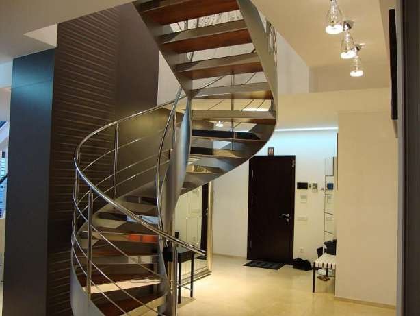 В пентхаусе имеется изящная металлическая лестница, которая ведет на второй уровень